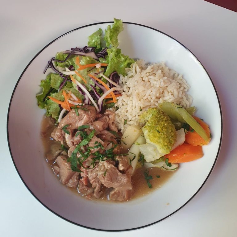 Plat de viande mijotée avec légumes variés: carottes, pommes de terre et céleri.