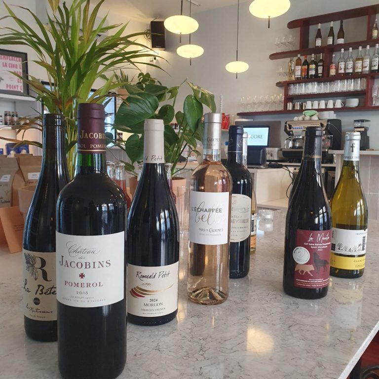 Moutarde épicerie Deux pots de moutarde : jaune au sel et rose à la crème de cassis, avec cuillère.