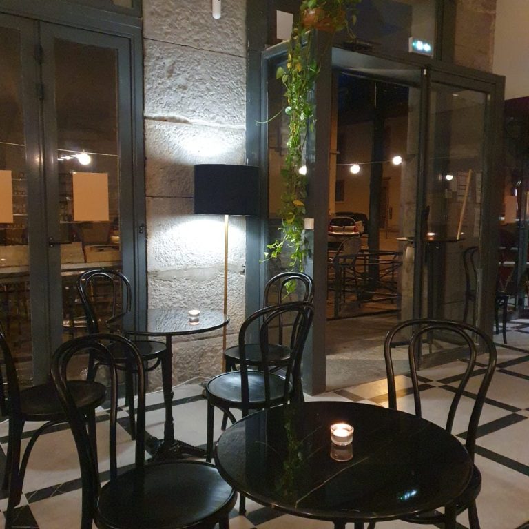 Plat du jour Plat de viande mijotée avec légumes variés: carottes, pommes de terre et céleri.