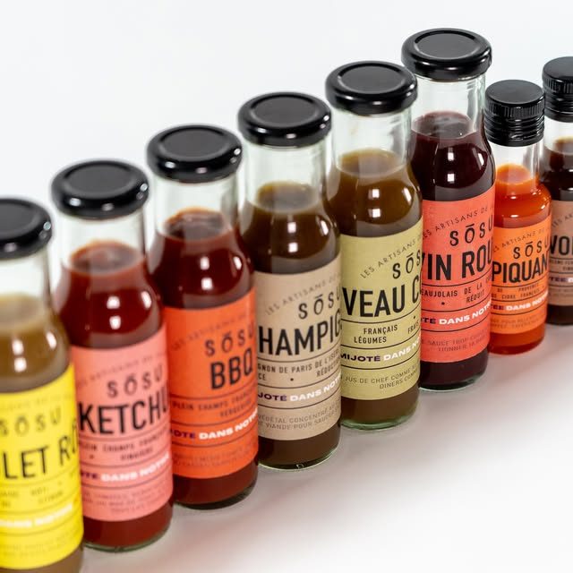 Confiture épicerie Un chef verse de la confiture dans un pot en cuivre.