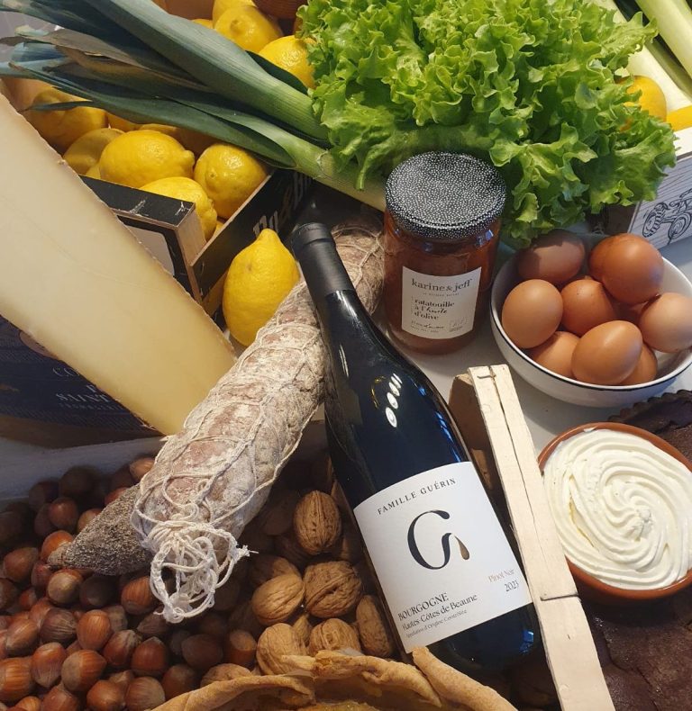 Plat de viande mijotée avec légumes variés: carottes, pommes de terre et céleri.